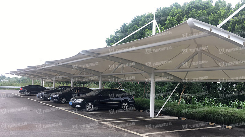 張拉膜車棚造價和哪些因素有關？降低張拉膜車棚造價的方法有哪些？