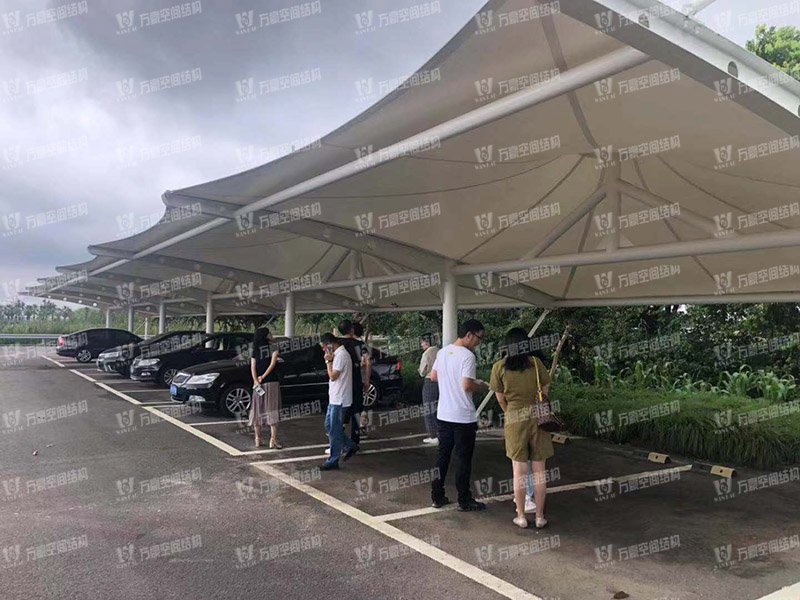 張拉膜車棚造價和哪些因素有關？降低張拉膜車棚造價的方法有哪些？