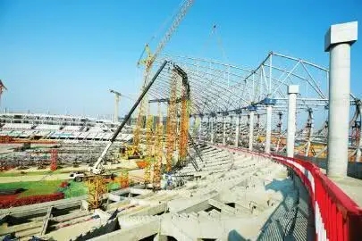 成都大運(yùn)會(huì)主場(chǎng)館進(jìn)入鋼結(jié)構(gòu)施工，“飛碟”造型顯雛形