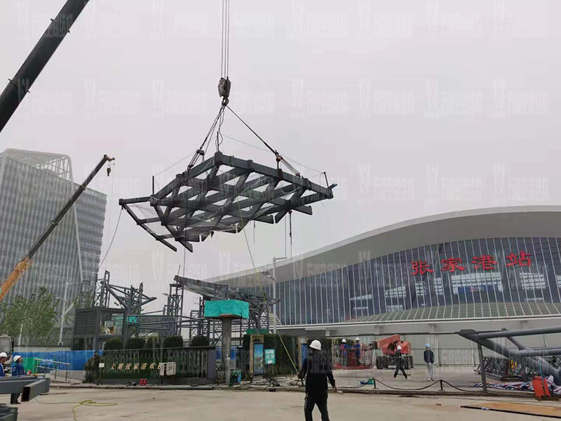 滬通鐵路張家港站地方配套工程站前西側(cè)旅客集散區(qū)蝴蝶造型天幕工程進(jìn)入鋼結(jié)構(gòu)吊裝階段