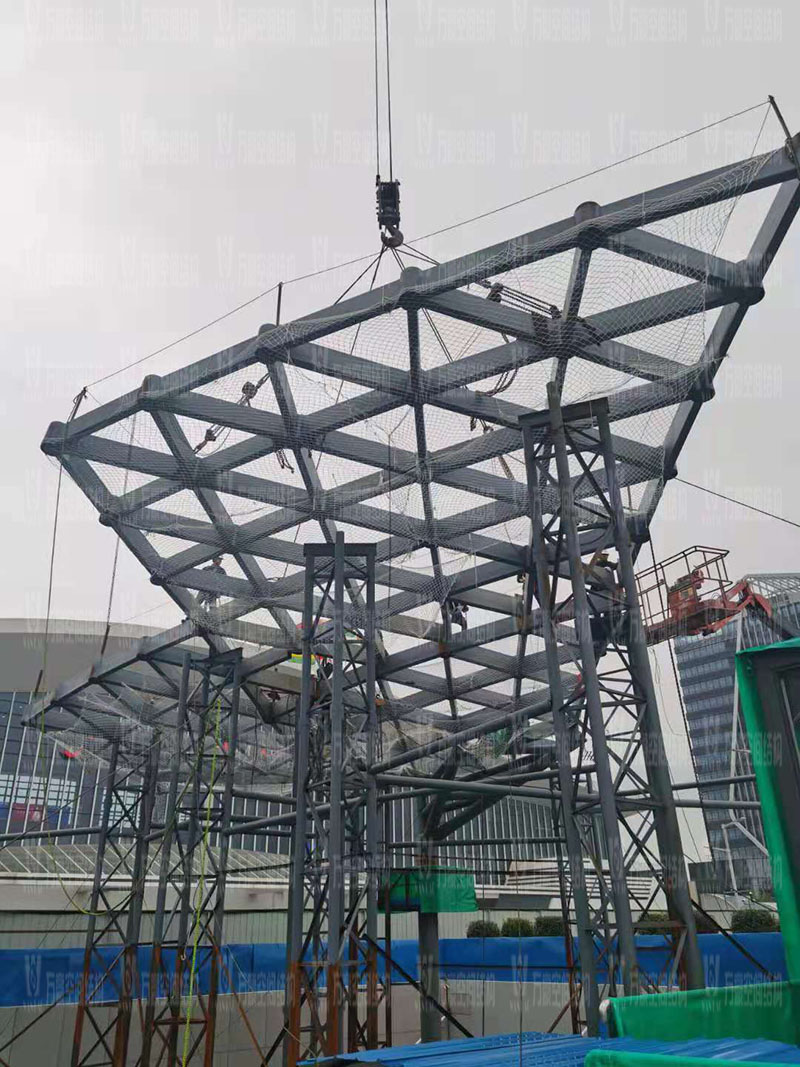 滬通鐵路張家港站地方配套工程站前西側(cè)旅客集散區(qū)蝴蝶造型天幕工程進(jìn)入鋼結(jié)構(gòu)吊裝階段