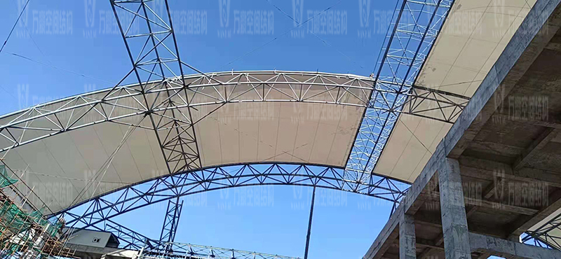 內(nèi)蒙能源長城五礦選煤廠鋼骨架膜棚建設(shè)項(xiàng)目膜結(jié)構(gòu)安裝中 內(nèi)蒙能源長城五礦選煤廠鋼骨架膜棚建設(shè)項(xiàng)目膜結(jié)構(gòu)安裝中