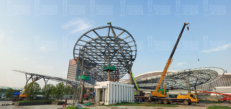 滬通鐵路張家港站地方配套工程站前西側旅客集散區蝴蝶造型天幕工程4片翅膀全部吊裝結束
