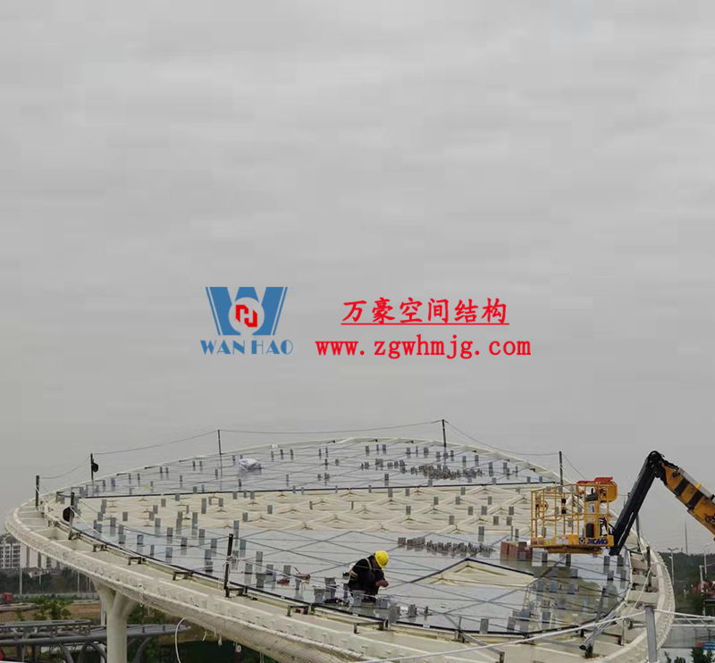 滬通鐵路張家港站地方配套工程站前西側旅客集散區蝴蝶造型天幕工程膜結構安裝中 滬通鐵路張家港站地方配套工程站前西側旅客集散區蝴蝶造型天幕工程膜結構安裝中