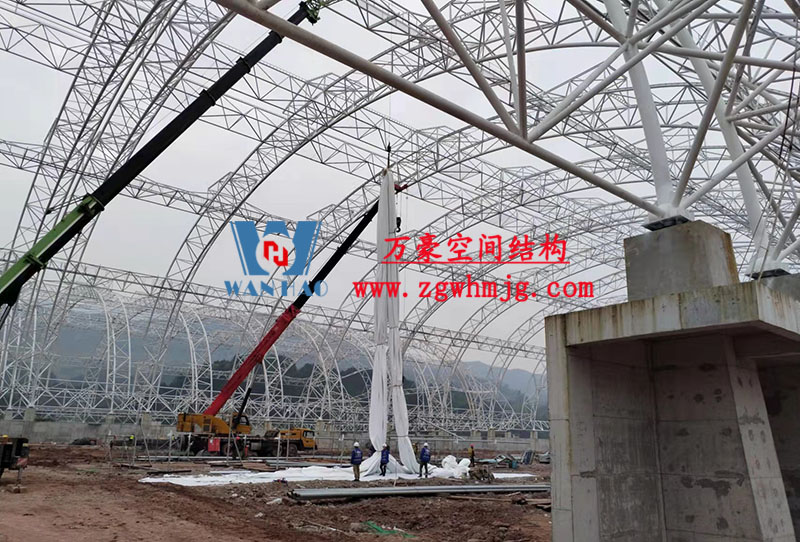 四川高興煤炭?jī)?chǔ)備基地建設(shè)項(xiàng)目鋼結(jié)構(gòu)接近尾聲,膜結(jié)構(gòu)開始安裝 四川高興煤炭?jī)?chǔ)備基地建設(shè)項(xiàng)目鋼結(jié)構(gòu)接近尾聲,膜結(jié)構(gòu)開始安裝