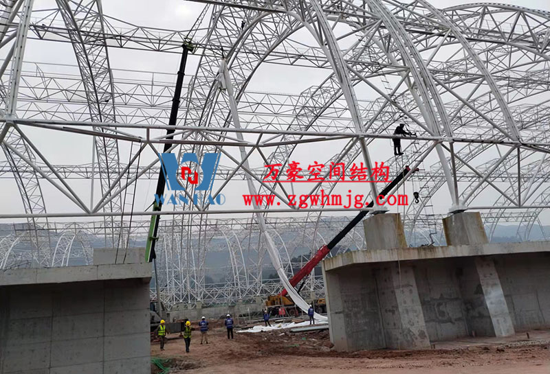 四川高興煤炭?jī)?chǔ)備基地建設(shè)項(xiàng)目鋼結(jié)構(gòu)接近尾聲,膜結(jié)構(gòu)開始安裝 四川高興煤炭?jī)?chǔ)備基地建設(shè)項(xiàng)目鋼結(jié)構(gòu)接近尾聲,膜結(jié)構(gòu)開始安裝