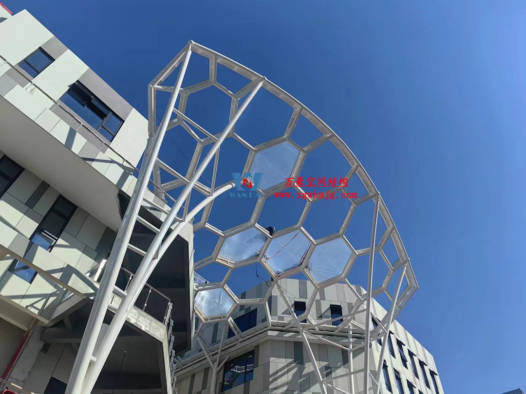 賦含夢幻色彩的商業(yè)街膜結(jié)構(gòu)天幕,即將閃亮登場! 賦含夢幻色彩的商業(yè)街膜結(jié)構(gòu)天幕,即將閃亮登場!