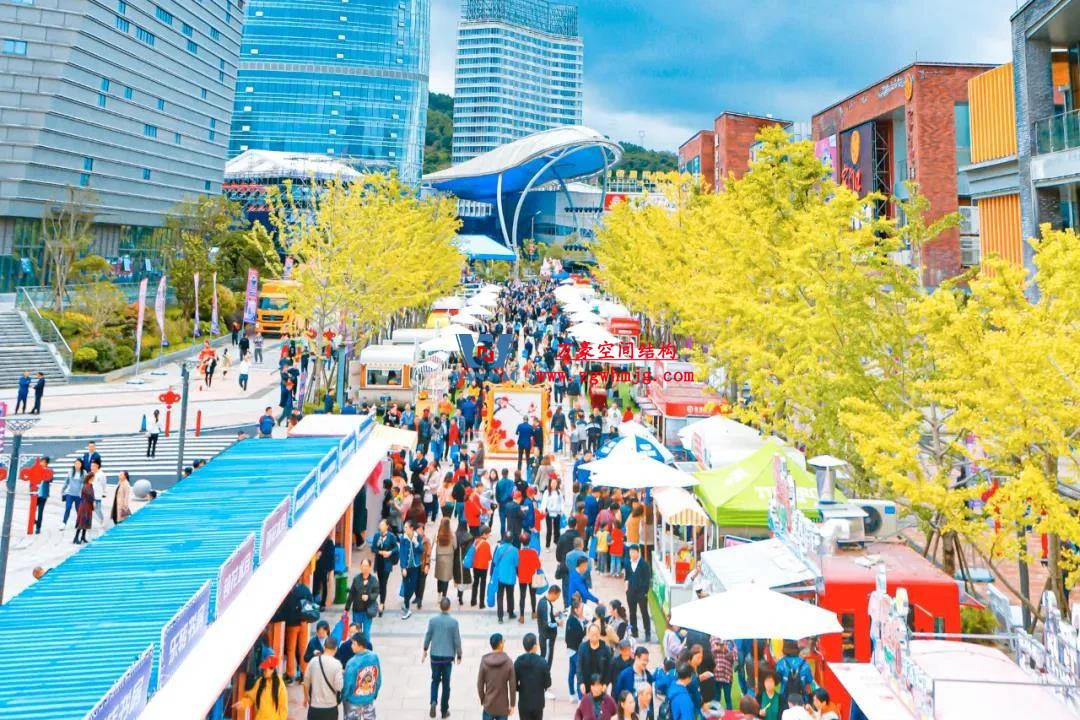 遵義高鐵新城上的一條鋼膜結(jié)構(gòu)“長龍” 遵義高鐵新城上的一條鋼膜結(jié)構(gòu)“長龍”