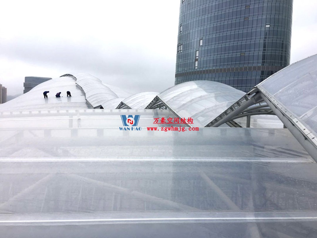 遵義高鐵新城上的一條鋼膜結(jié)構(gòu)“長龍” 遵義高鐵新城上的一條鋼膜結(jié)構(gòu)“長龍”