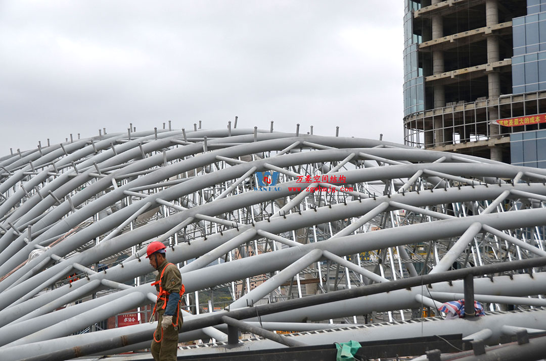 遵義高鐵新城上的一條鋼膜結(jié)構(gòu)“長龍” 遵義高鐵新城上的一條鋼膜結(jié)構(gòu)“長龍”