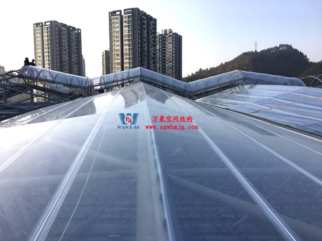 遵義高鐵新城上的一條鋼膜結(jié)構(gòu)“長龍” 遵義高鐵新城上的一條鋼膜結(jié)構(gòu)“長龍”