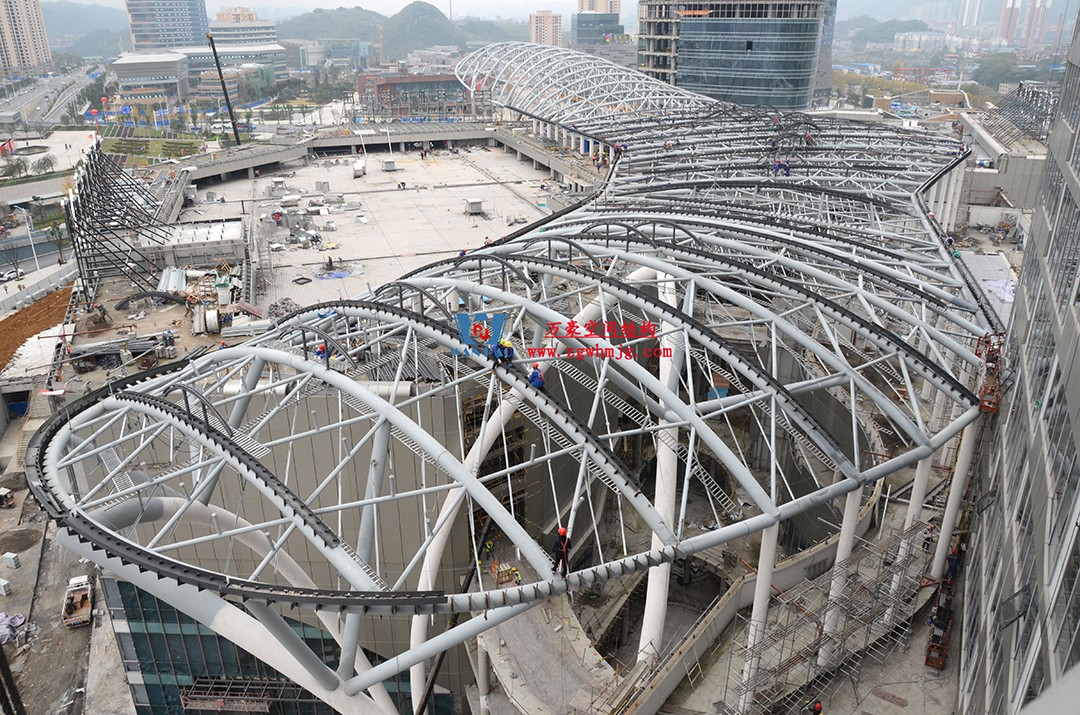 遵義高鐵新城上的一條鋼膜結(jié)構(gòu)“長龍” 遵義高鐵新城上的一條鋼膜結(jié)構(gòu)“長龍”