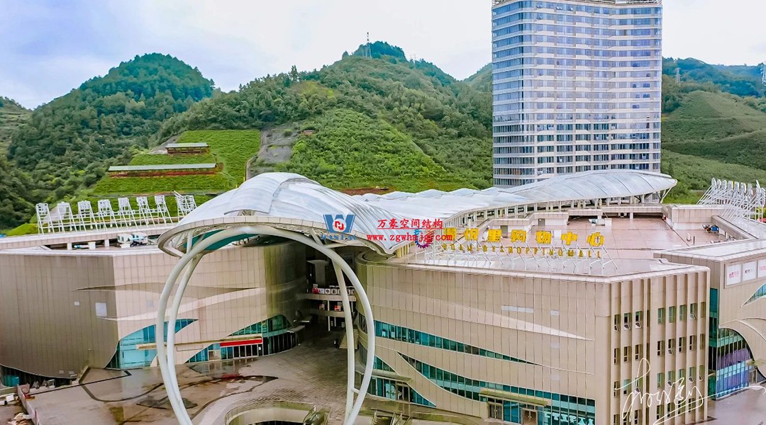 遵義高鐵新城上的一條鋼膜結(jié)構(gòu)“長龍” 遵義高鐵新城上的一條鋼膜結(jié)構(gòu)“長龍”