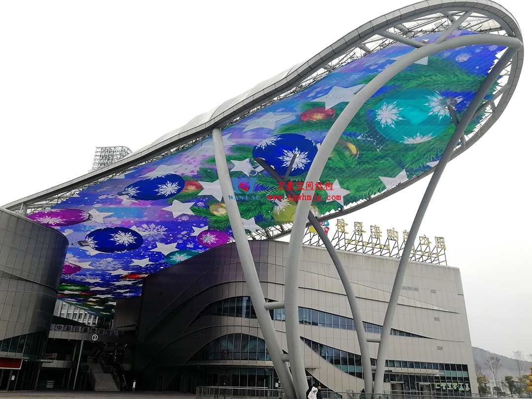 遵義高鐵新城上的一條鋼膜結(jié)構(gòu)“長龍” 遵義高鐵新城上的一條鋼膜結(jié)構(gòu)“長龍”