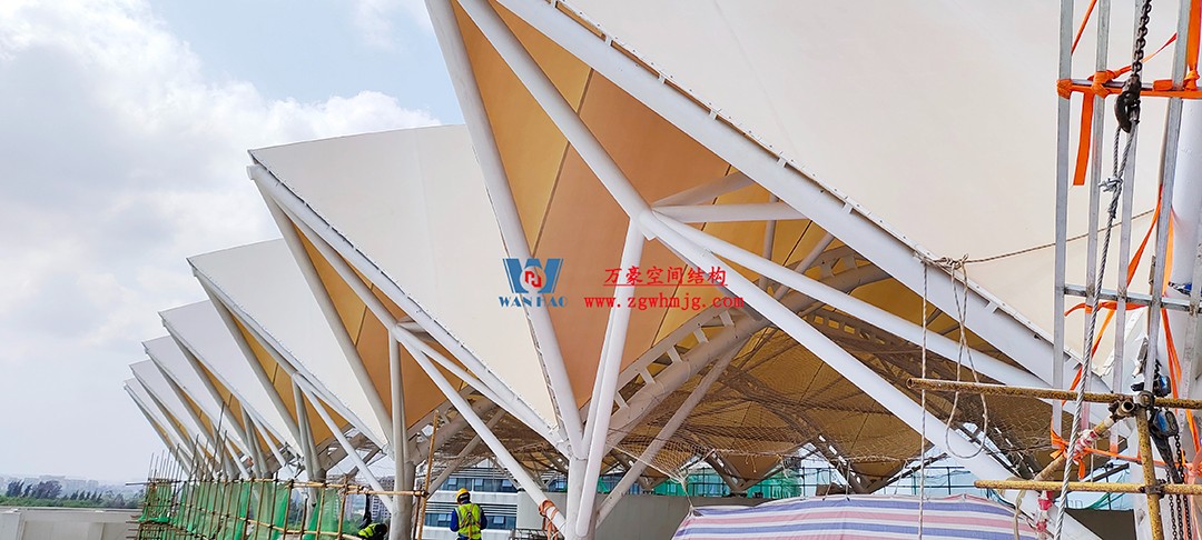 海南醫學院第一附屬醫院江東新院區連廊天幕順利完工 海南醫學院第一附屬醫院江東新院區連廊天幕順利完工