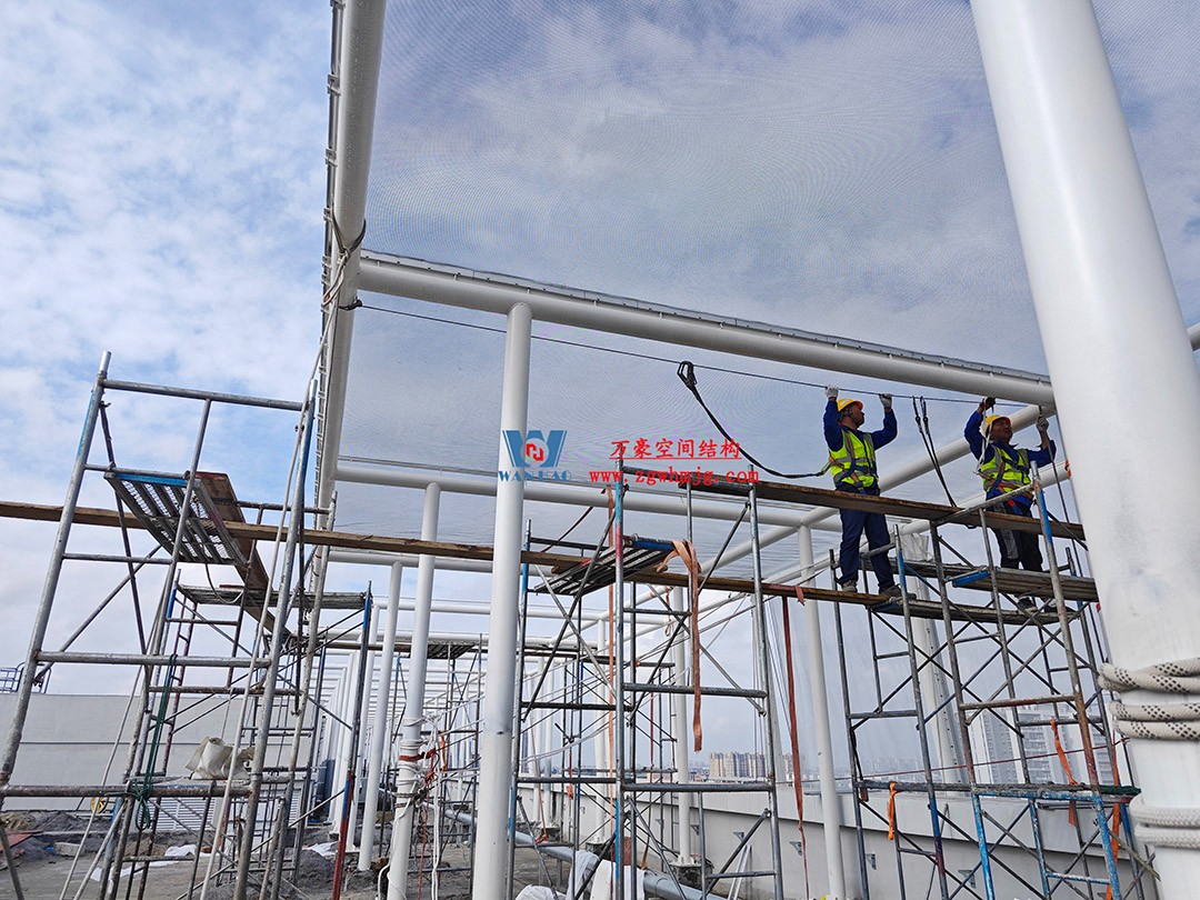 聚焦工程高質量建設,這個網格織物幕墻正在施工安裝中 聚焦工程高質量建設,這個網格織物幕墻正在施工安裝中