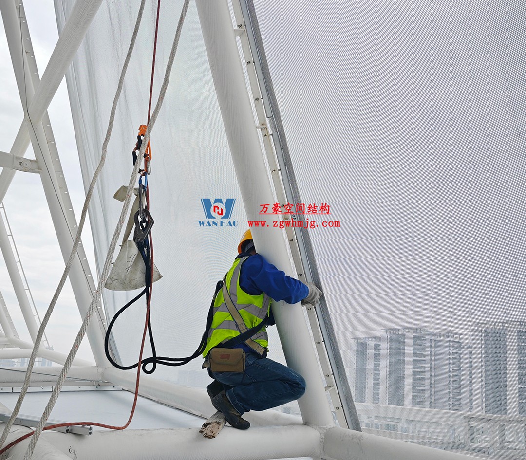 聚焦工程高質量建設,這個網格織物幕墻正在施工安裝中 聚焦工程高質量建設,這個網格織物幕墻正在施工安裝中