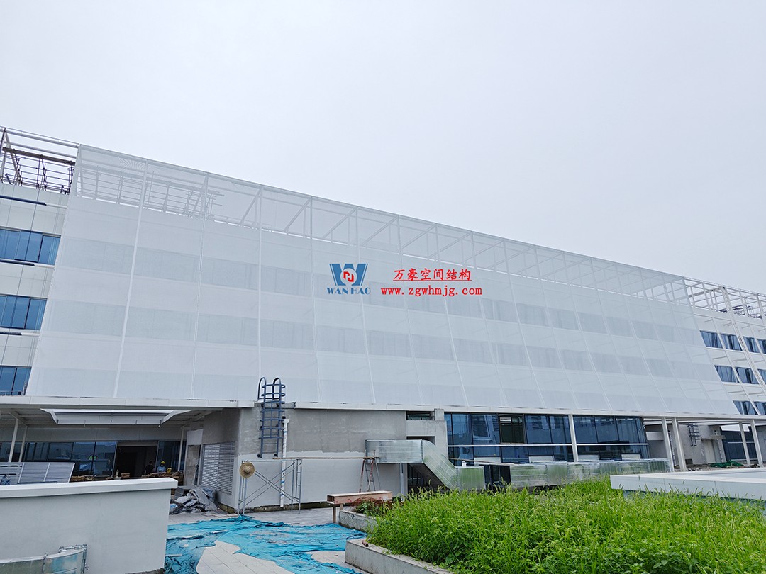 聚焦工程高質量建設,這個網格織物幕墻正在施工安裝中 聚焦工程高質量建設,這個網格織物幕墻正在施工安裝中
