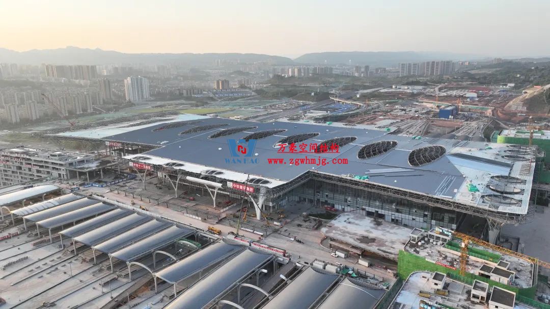 提檔提速,ETFE氣枕膜結(jié)構(gòu)天窗正在火熱施工安裝中 提檔提速,ETFE氣枕膜結(jié)構(gòu)天窗正在火熱施工安裝中