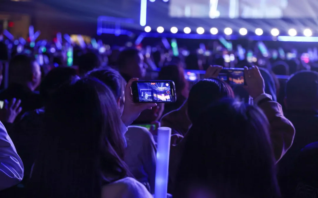 平陽體育中心群星演唱會!超萬人圍觀,現(xiàn)場火爆High唱! 平陽體育中心群星演唱會!超萬人圍觀,現(xiàn)場火爆High唱!