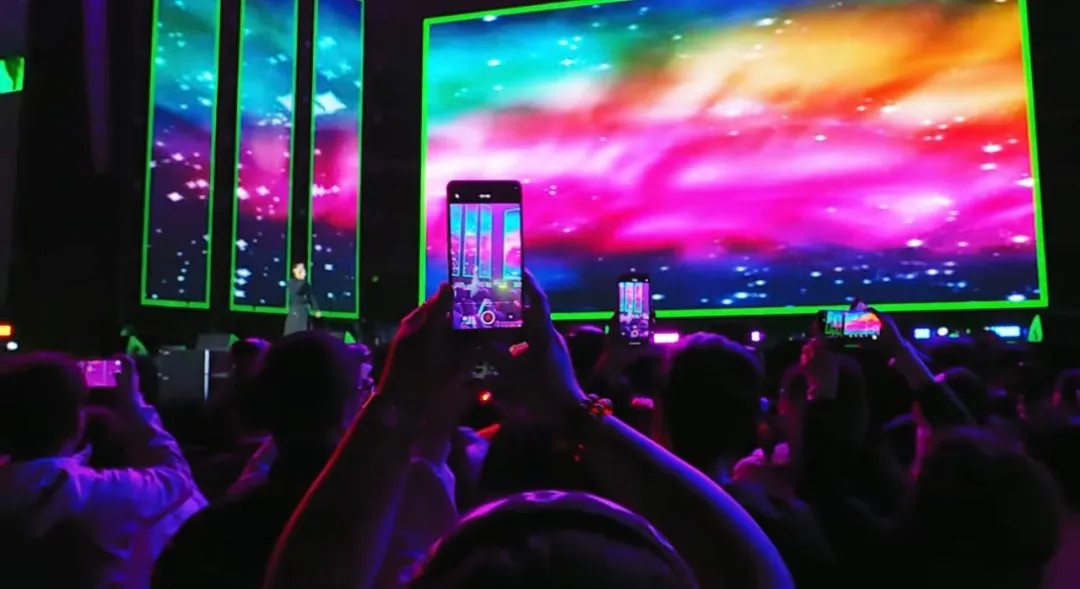 平陽體育中心群星演唱會!超萬人圍觀,現(xiàn)場火爆High唱! 平陽體育中心群星演唱會!超萬人圍觀,現(xiàn)場火爆High唱!