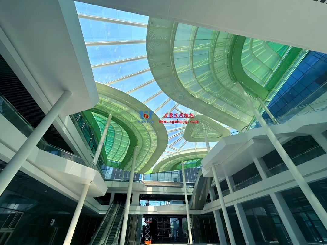 在中庭種一片鋼膜結(jié)構的“森谷”