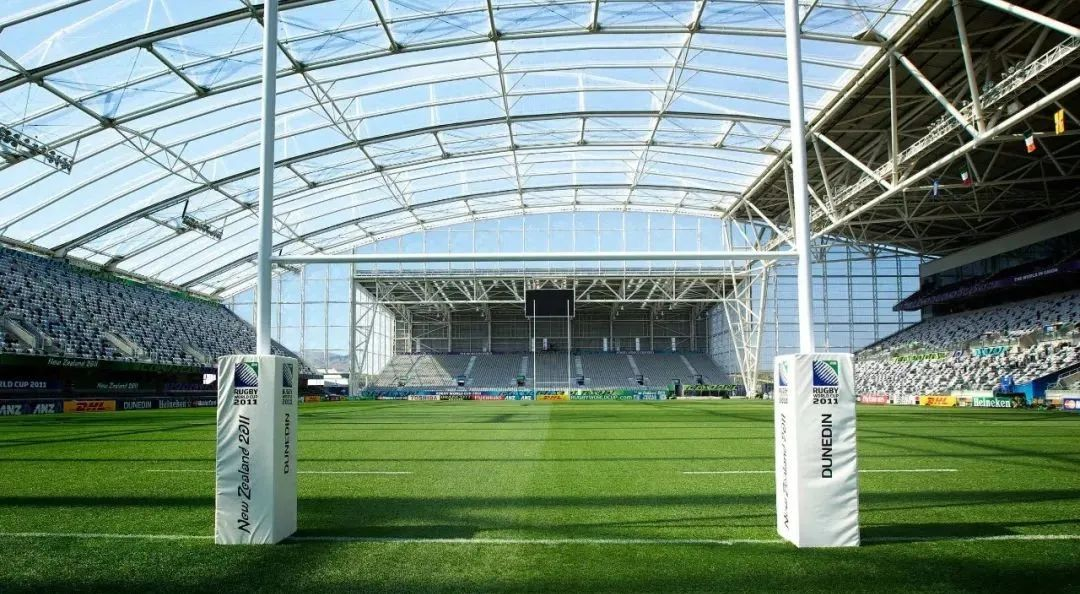 屋頂下生長著天然草皮的永久封閉式體育場 屋頂下生長著天然草皮的永久封閉式體育場