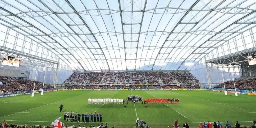 屋頂下生長著天然草皮的永久封閉式體育場 屋頂下生長著天然草皮的永久封閉式體育場