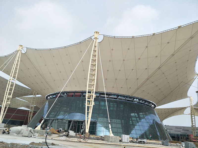 PTFE膜結(jié)構(gòu)屋面有哪些特點(diǎn)？為什么PTFE膜結(jié)構(gòu)屋面如此受歡迎？