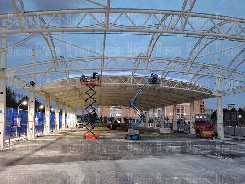浙江紡織服裝職業(yè)技術(shù)學院東西校區(qū)運動場膜結(jié)構(gòu)項目膜結(jié)構(gòu)安裝中