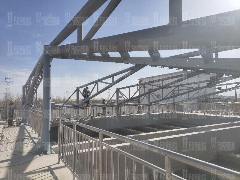 格爾木工業園昆侖工業區工業污水廠污水池保溫膜結構工程預沉池和酸化水解池鋼結構已完成