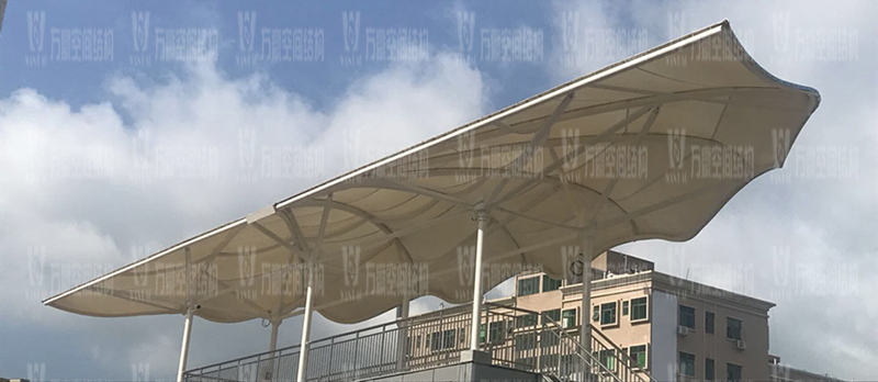 膜結(jié)構(gòu)雨棚遮陽棚有哪些優(yōu)勢(shì)？雨棚遮陽棚為什么選膜結(jié)構(gòu)材料？