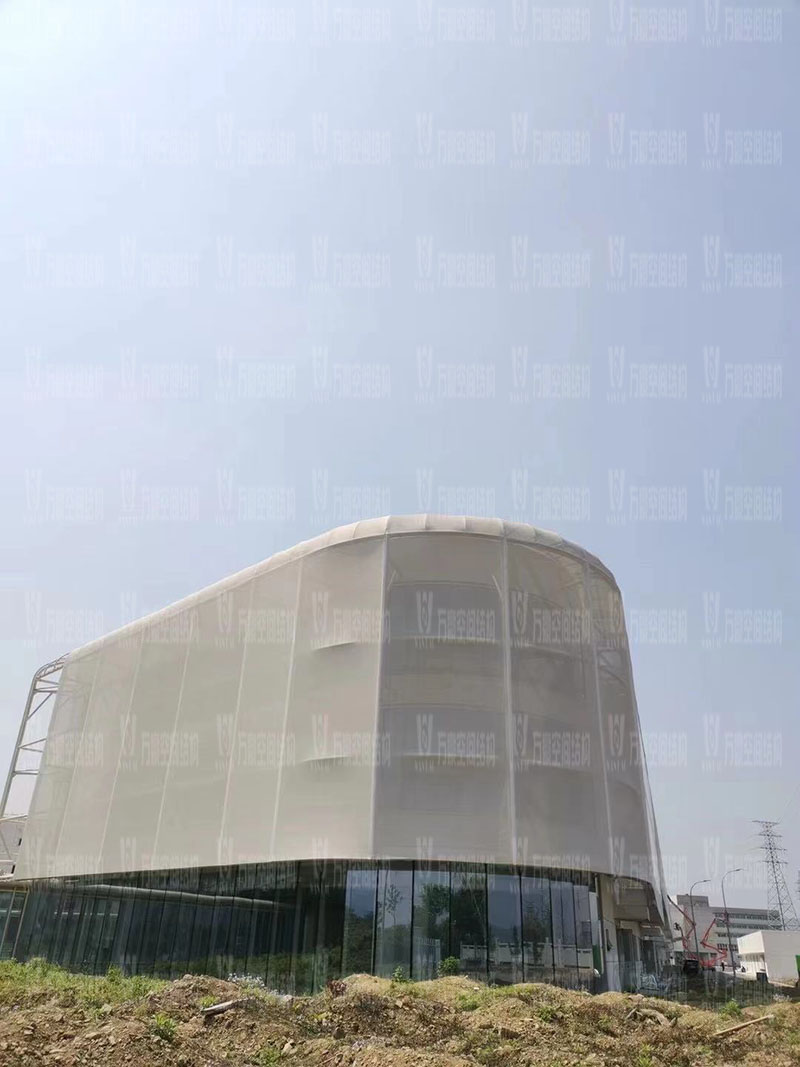 益富樂集團食品工廠外立面PTFE網(wǎng)格織物膜結(jié)構(gòu)項目進(jìn)入最后織物膜結(jié)構(gòu)安裝階段