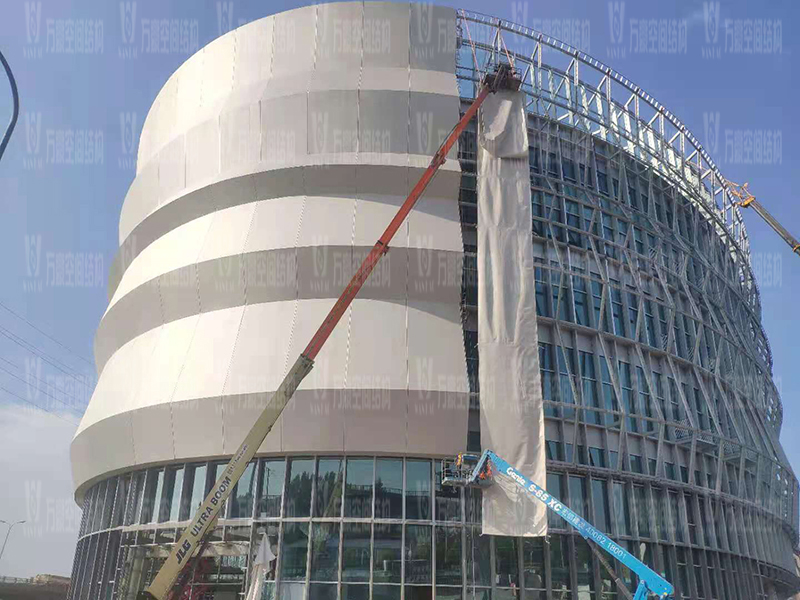 紹興國(guó)際會(huì)展中心一期B區(qū)會(huì)議中心PTFE外立面網(wǎng)格膜工程膜結(jié)構(gòu)安裝中