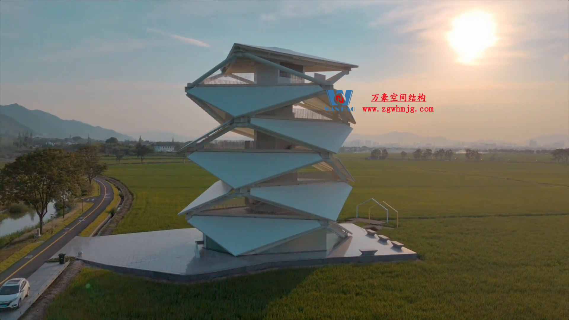 愜意的生活，像風(fēng)，像云，肆意的揮灑在田間風(fēng)景之中！