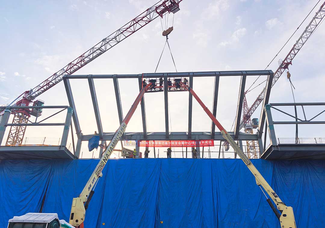 萬豪集團-塞爾維亞國家展覽館項目二次鋼構首吊圓滿成功