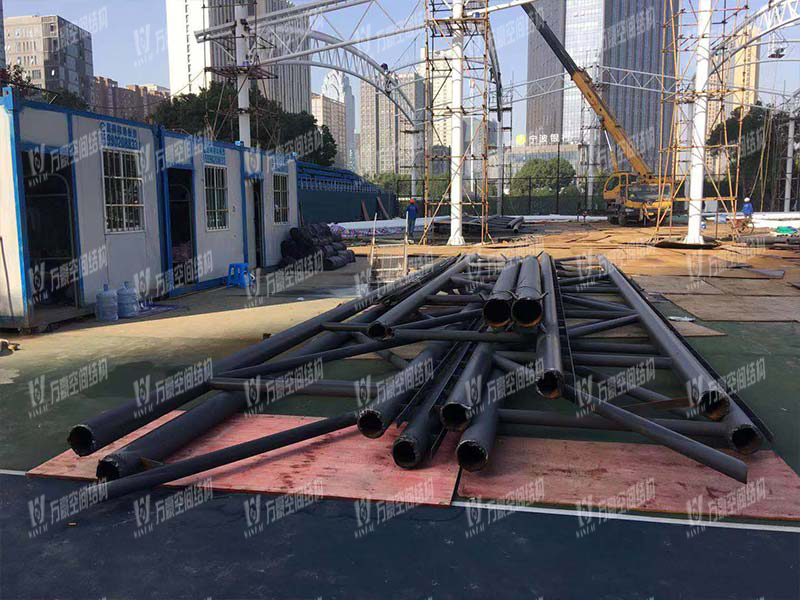 寧波(鄞州)網(wǎng)球中心遮陽棚膜結(jié)構(gòu)工程二期項目施工中 寧波(鄞州)網(wǎng)球中心遮陽棚膜結(jié)構(gòu)工程二期項目施工中